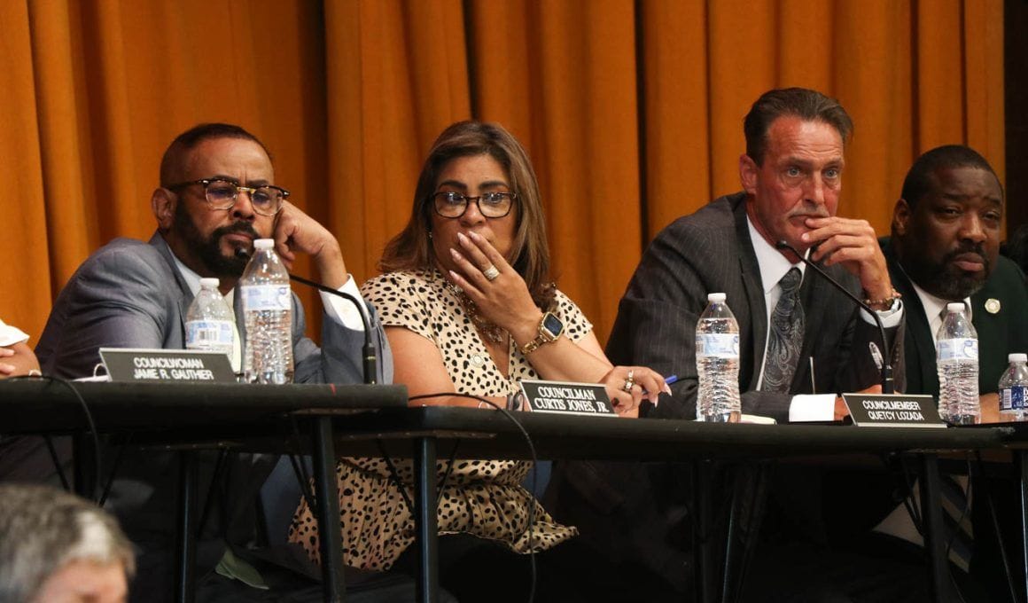 El uso de drogas, el robo minorista y el saneamiento dominan la audiencia pública en Kensington