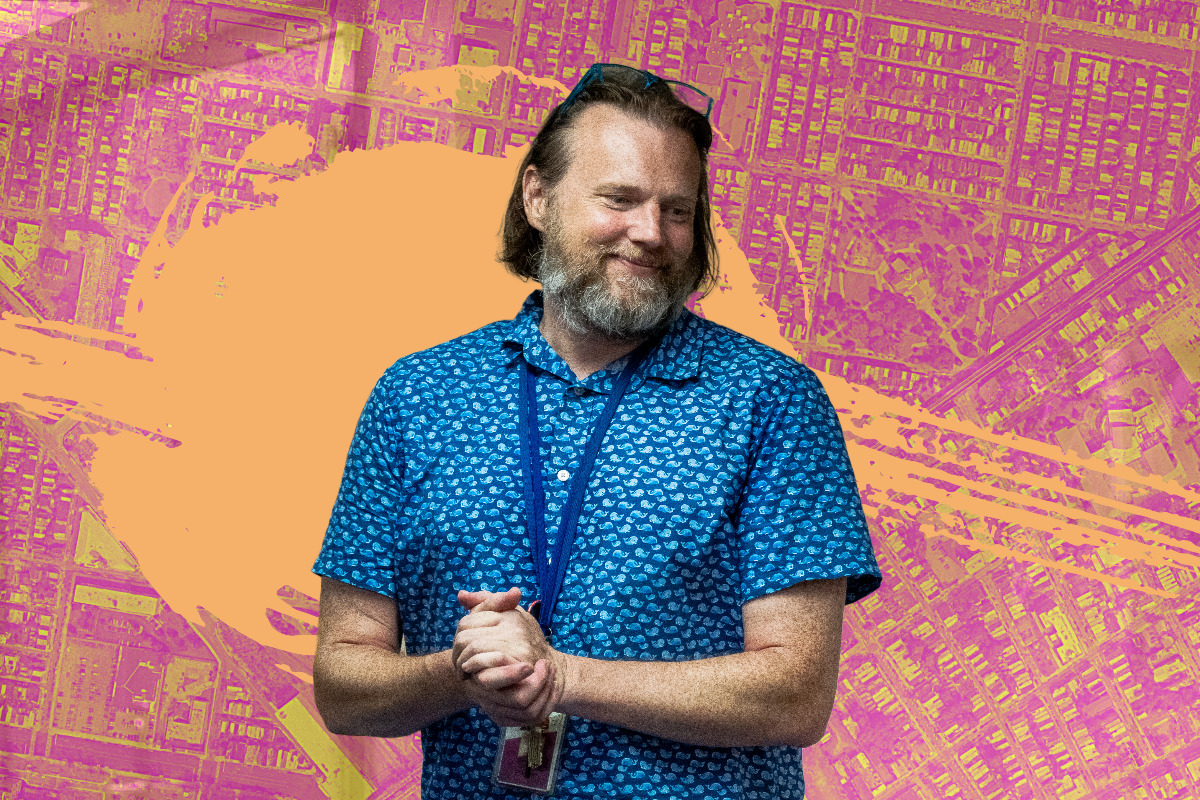 El defensor juvenil de LEAP, Bryan Belknap, se despide de la biblioteca McPherson