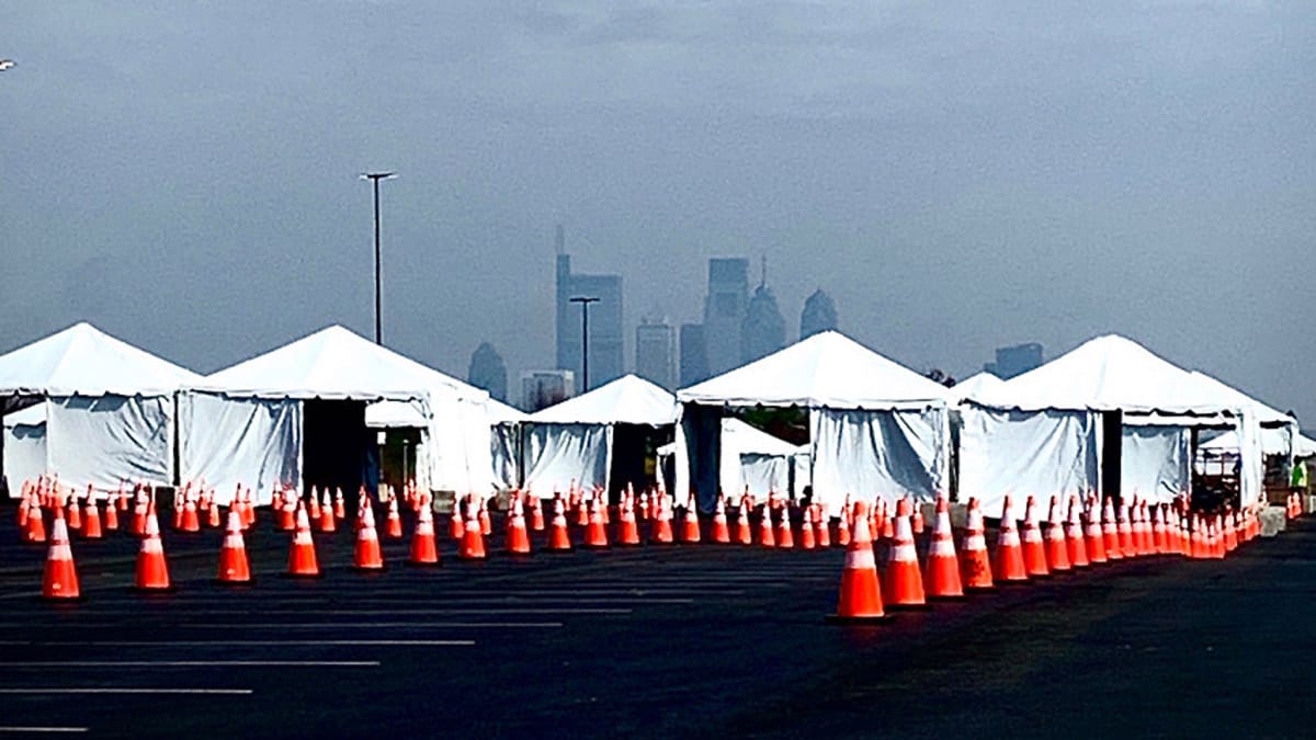 Ofrecen exámenes “servi-carro” de coronavirus al sur de Filadelfia