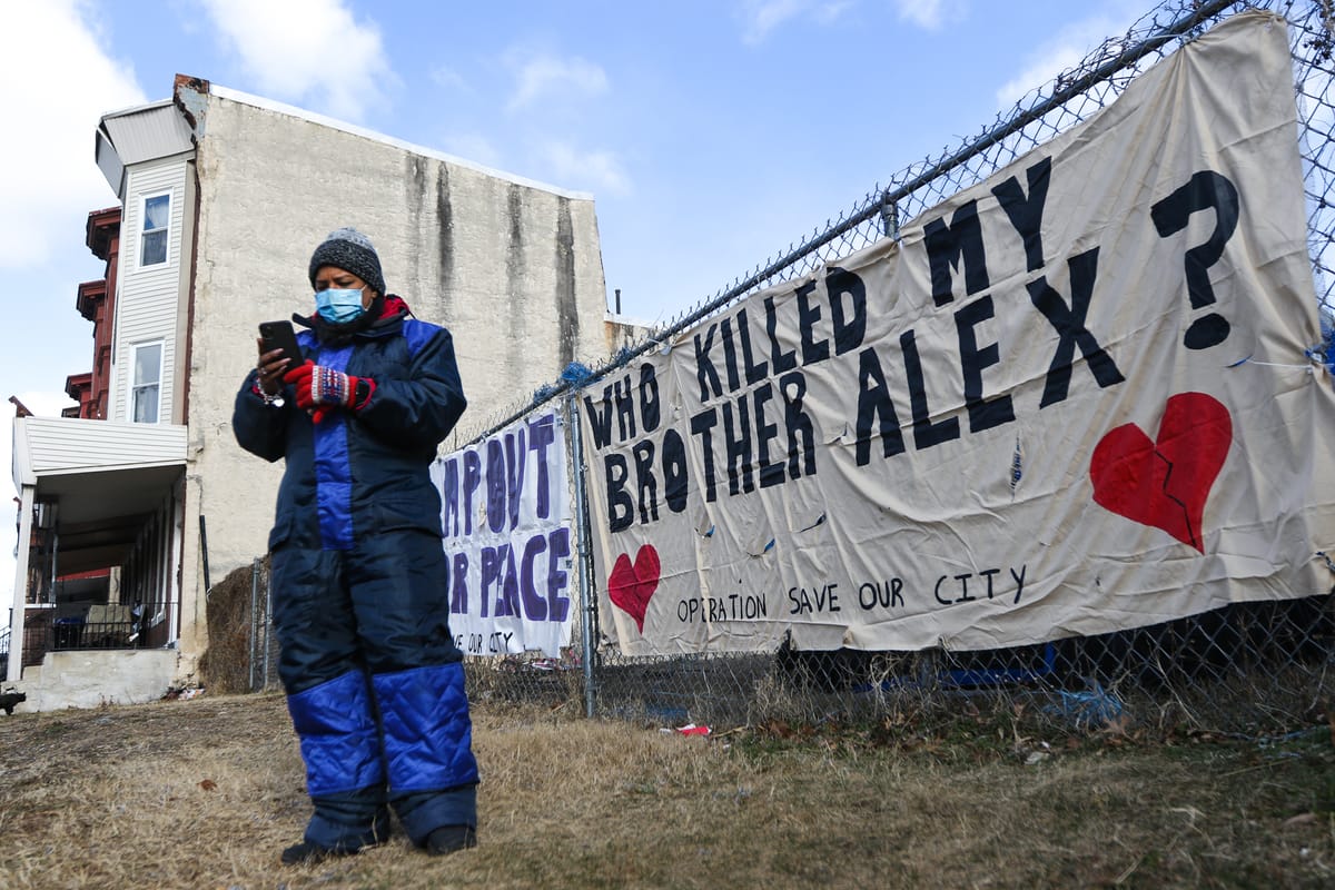 Ensayo visual: un momento de reflexión del campamento de una activista de Kensington para las víctimas de la violencia armada