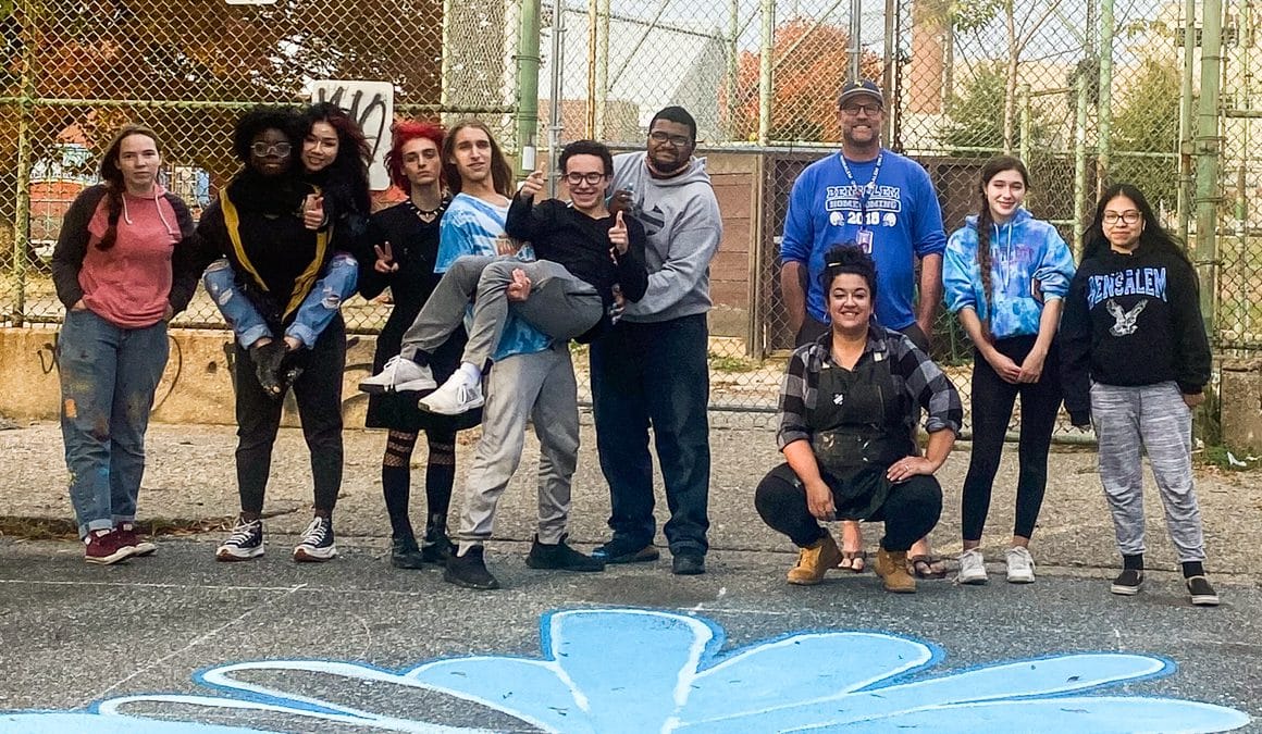 Residente de Harrowgate dirige un proyecto de mural en Scanlon Playground: ‘Me encantaría seguir uniendo a las comunidades a través del arte’