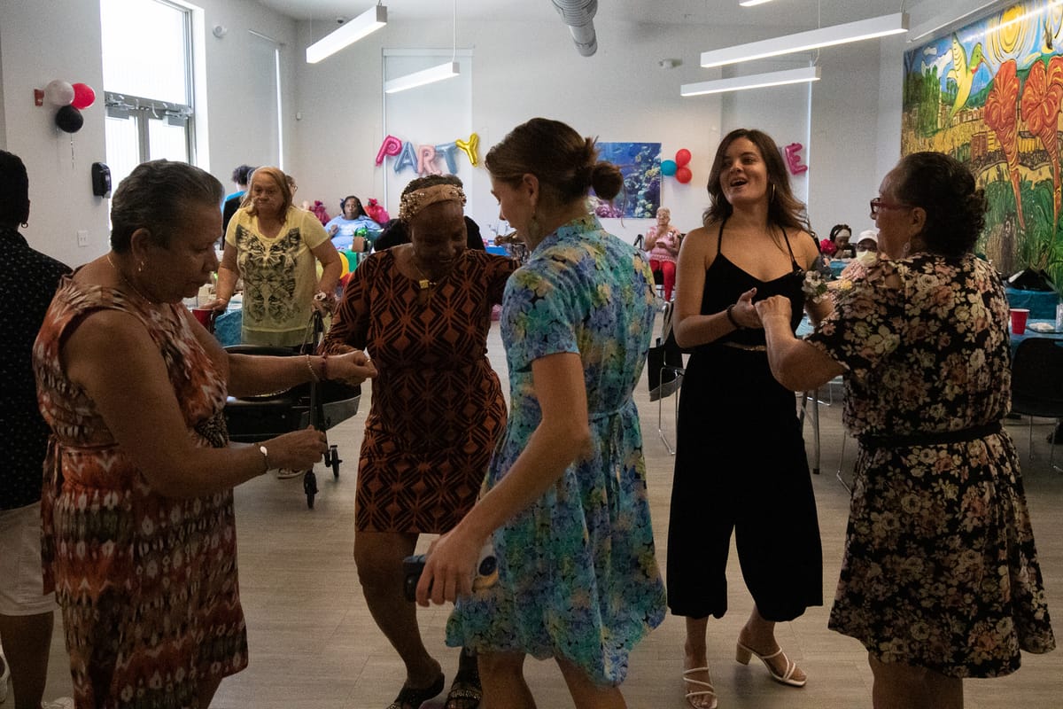 El baile de graduación en Casa Indiana: ‘Para ellos tomarse el tiempo para celebrarnos, como personas mayores, fue muy importante’