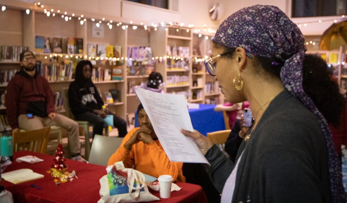 La comunidad de Kensington se conecta a través de la fotografía y la poesía en McPherson Square