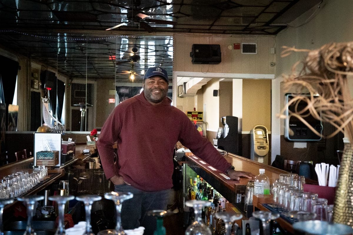 Propietario de un bar local determinado a crear una conexión comunitaria en Chuckles’ Bar & Grill