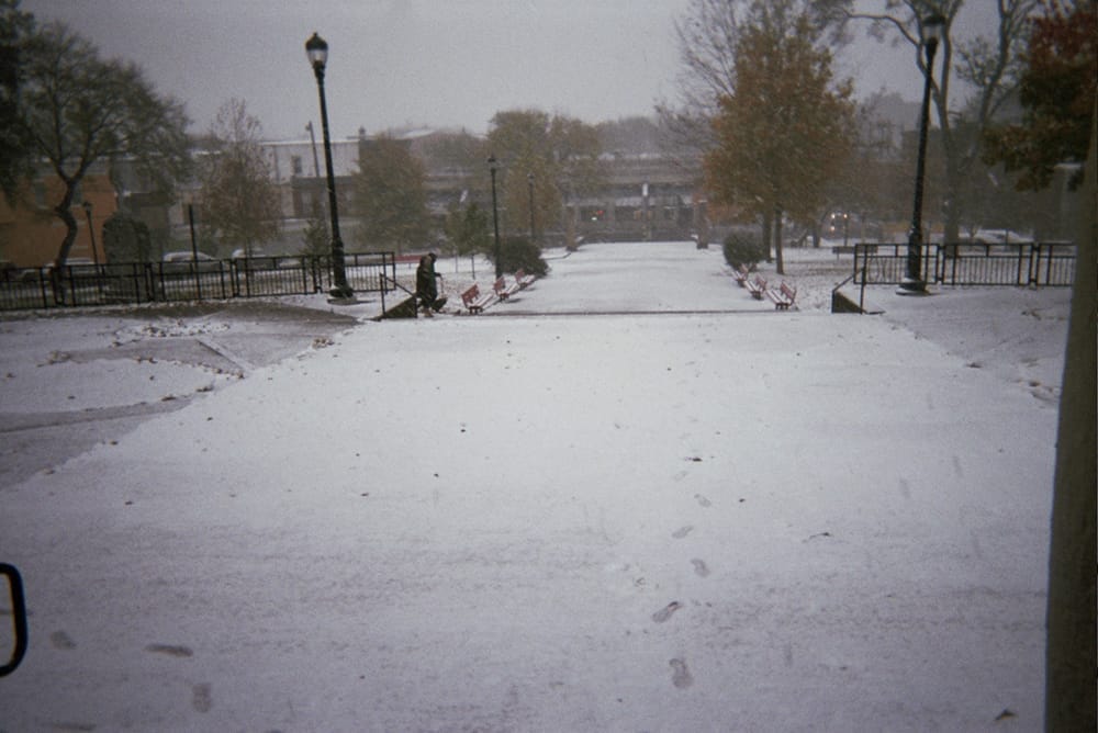 Adoro cómo se ve la ciudad en la nieve — una pizarra muy limpia