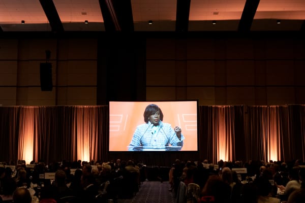 La alcaldesa Parker quiere que Kensington sepa que “la ayuda está en camino”