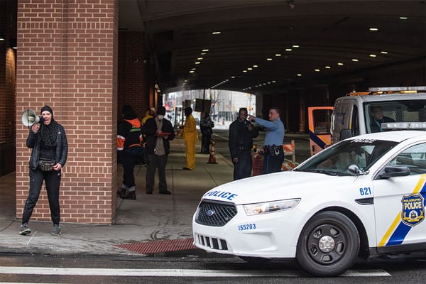 La ciudad despeja campamento durante la pandemia del COVID-19, provocando críticas de activistas de vivienda