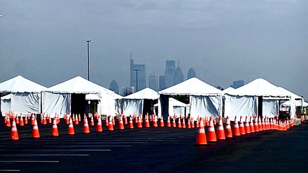 Ofrecen exámenes “servi-carro” de coronavirus al sur de Filadelfia