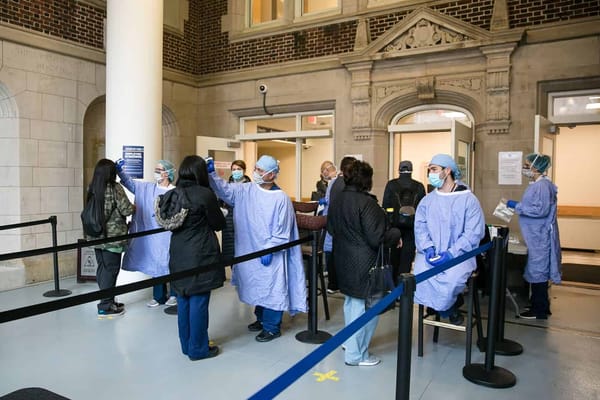 Las mujeres embarazadas necesitan doctores, pero quieren evitar el coronavirus. Penn está usando robots para mantenerlas en casa más.