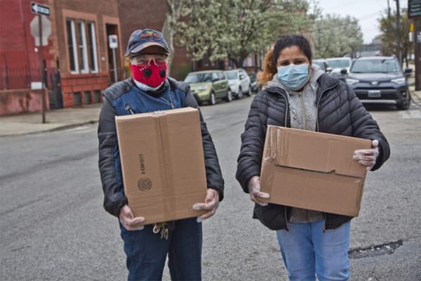 Residentes de Filadelfia repentinamente fuera de trabajo se ponen en fila por cajas de comida gratis