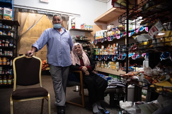 “Voy a vender este negocio. ¿Sabes por qué? Todo el día, la gente vende drogas al aire libre y los clientes tienen miedo."