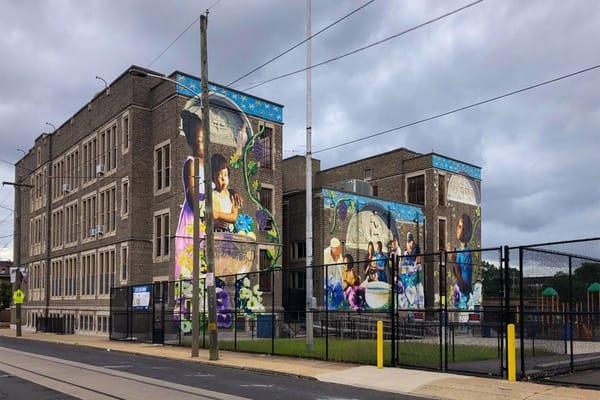 Las clases en persona se han detenido, los tiroteos no. Así que las escuelas de Filadelfia están recibiendo apoyo para traumas en línea