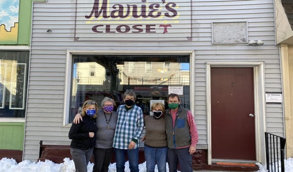 Esta tienda de segunda mano está ofreciendo ropa y artículos para el hogar gratis a los residentes de Kensington