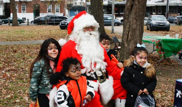 Las organizaciones de Kensington celebran la temporada navideña con Santa Claus, el Grinch y las compras