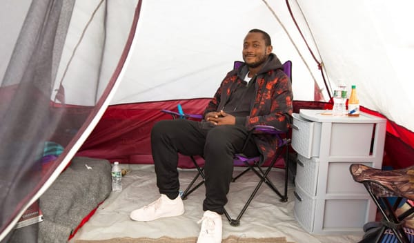 Residente sin vivienda encuentra apoyo en el refugio seguro de Kensington: ‘Vine aquí para estar en un ataúd, y ella me sacudió el polvo, secó m